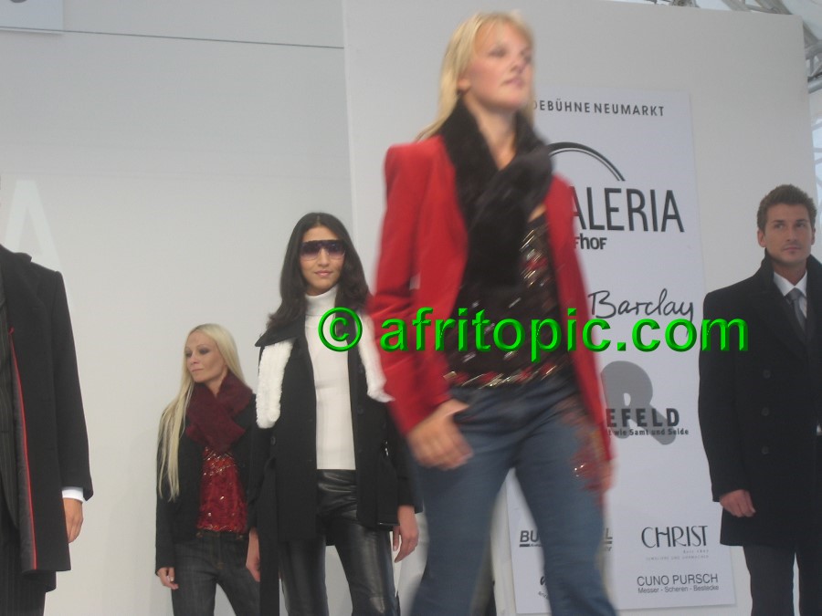 ../Images/Krefeld-Strssenmodenschau-2005 271.jpg